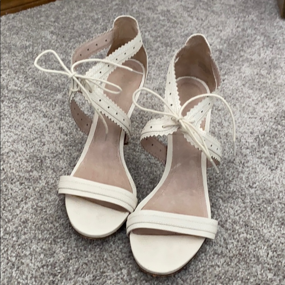 Ivory Pour La Victoire Heels